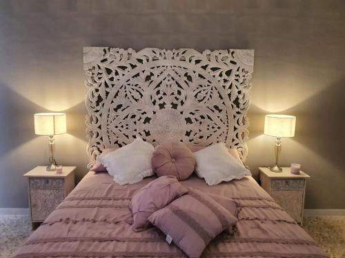 ein Schlafzimmer mit einem großen Bett mit zwei Lampen in der Unterkunft Maison Borgomare in Monopoli