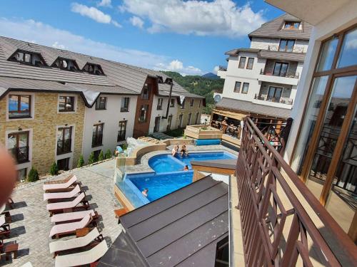 Výhľad na bazén v ubytovaní L&N Apartmani Kopaonik-Milmari Resort alebo v jeho blízkosti