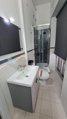 A bathroom at Essenza del Tempo Inn
