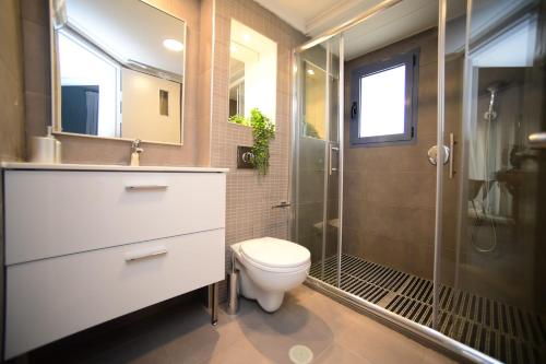 een badkamer met een toilet en een glazen douche bij Geffen royal park in Eilat