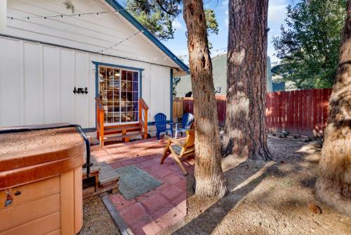 Gallery image of Montana Cabin - 1938 by Big Bear Vacations in Big Bear City