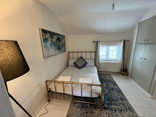 ein kleines Schlafzimmer mit einem Bett und einem Fenster in der Unterkunft Bay Cottage, Hot Tub in Snitterfield