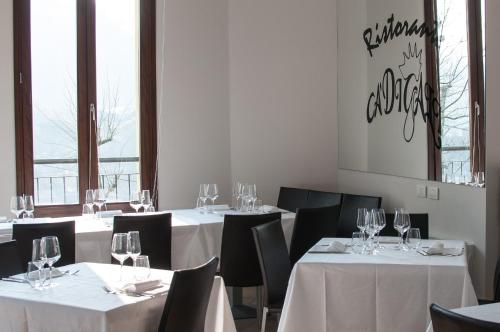 uma sala de jantar com mesas e cadeiras com copos de vinho em Hotel Ca' di Gali em Sasso Marconi