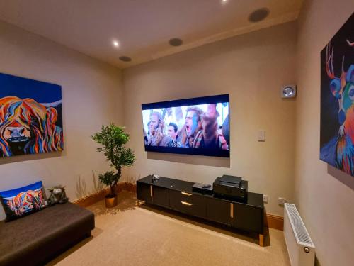 TV a/nebo společenská místnost v ubytování DOLLARBEG CASTLE - The Tower - Luxury Apartment