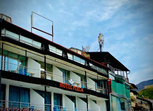 ein Gebäude mit einem Volleyballplatz darüber in der Unterkunft Hotel Perla in Prizren