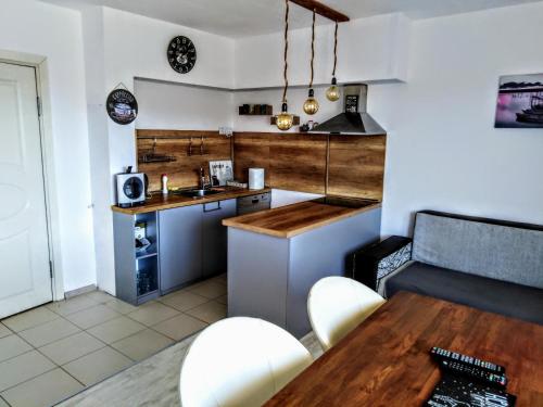 una piccola cucina con tavolo e piano di lavoro di Апартамент "Скален венец" a Veliko Tŭrnovo