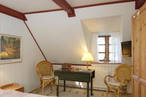 a bedroom with a desk and two chairs and a lamp at Naboløs Rooms, near Munkebo, Kerteminde and Nyborg in Bovense