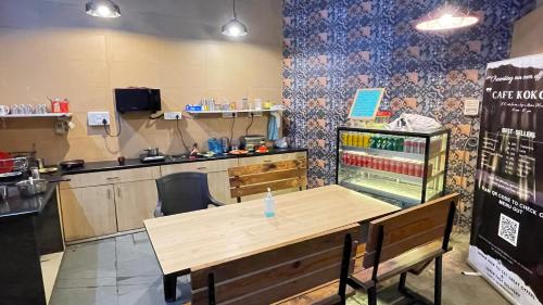 a fast food restaurant with a table and a counter at Nap Manor Hostels in Mumbai