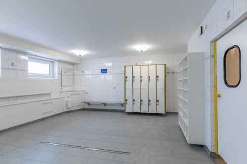 クックスハーフェンにあるHaus Knechtsand 431の白い壁と白いタイルフロアの広いバスルーム