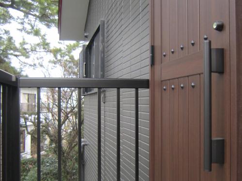 a building with a fence with a door at Minato Oasis Numazu / 沼津観光の中心、伊豆観光の拠点に好立地！沼津港に位置し交通・飲食・コンビニ等至便です！ in Numazu