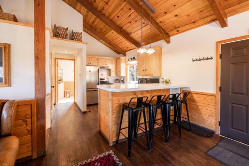 Ảnh trong thư viện ảnh của Black Oak Cabin #1977 by Big Bear Vacations ở Big Bear Lake