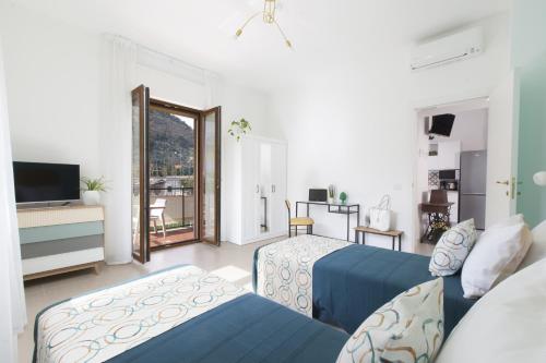 Habitación de hotel con 2 camas y TV en Estate4home - Casa Luigino en Sant'Agnello