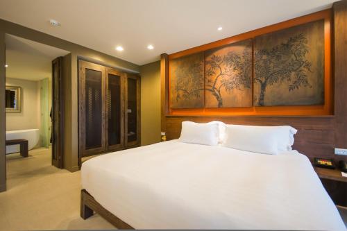 Postel nebo postele na pokoji v ubytování SUNSURI PHUKET, Nai Harn Beach