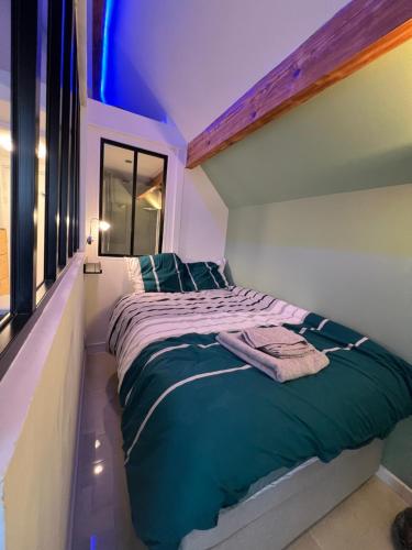 1 dormitorio pequeño con 1 cama en una habitación en CosySmartStudio, en Montigny-le-Bretonneux