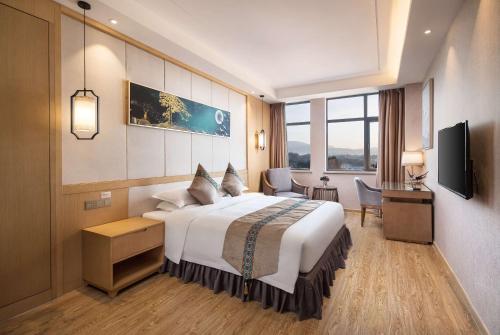 Postel nebo postele na pokoji v ubytování Ramada Plaza by Wyndham Enshi