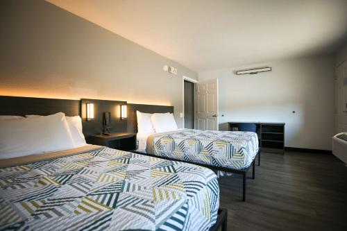 - une chambre d'hôtel avec 2 lits dans l'établissement Motel 6-Sacramento, CA - Central, à Sacramento