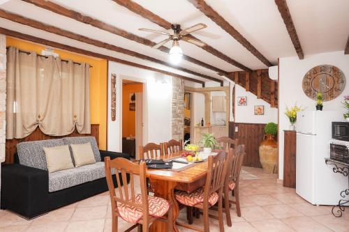 kuchnia i jadalnia ze stołem i krzesłami w obiekcie Guesthouse da Filiberto w mieście Melendugno
