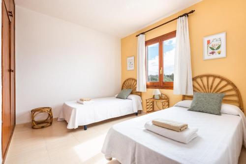 Postel nebo postele na pokoji v ubytování Villa Spring Hill - Cala Galdana