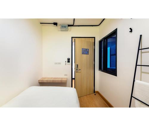 Ein Bett oder Betten in einem Zimmer der Unterkunft Siam Subway Hostel and Café
