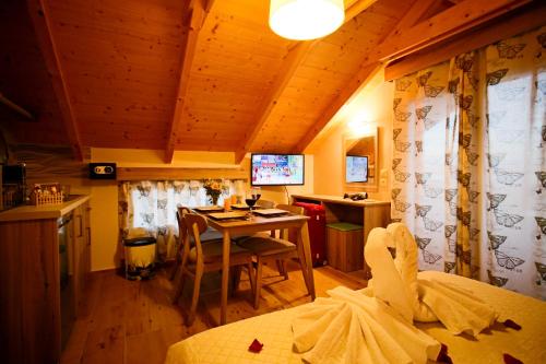 a bedroom with a desk and a table in a room at Mirimar Apartments in Alikanas