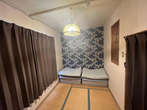 מיטה או מיטות בחדר ב-Himeji 588 Guest House