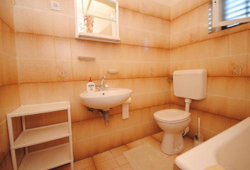 Koupelna v ubytování Apartment Rina - 200 m from beach
