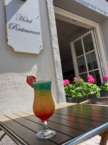 una bebida sentada sobre una mesa en Hotel Restaurant Meints4you im Bürgerhof, en Recklinghausen