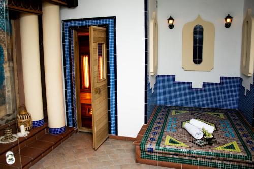 een badkamer met een tegelvloer en een douchecabine bij Rosengarten Hotel & Restaurant in Sopron