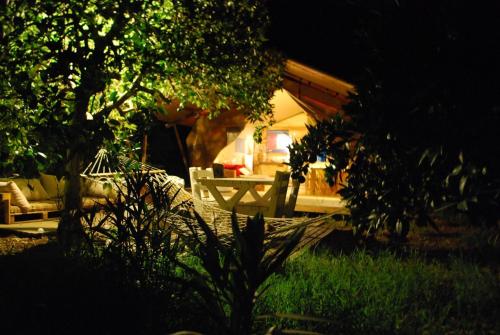 Κήπος έξω από το Campo Portakal Eco Glamping