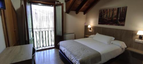 Postel nebo postele na pokoji v ubytování HOSTAL MENDILATZ
