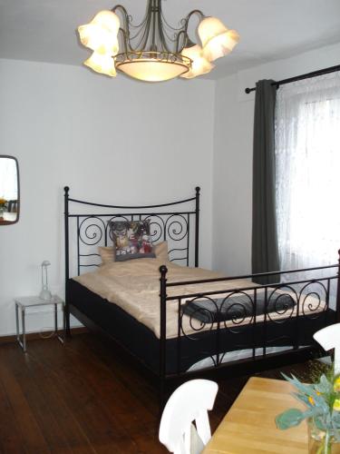 sypialnia z czarnym łóżkiem i stołem w obiekcie Appartement 25 qm mit Bad an der Mosel - Nähe Koblenz w mieście Dieblich