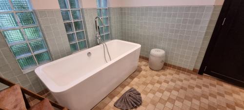 Ванная комната в Beautiful villa walking distance from Bangtao Beach
