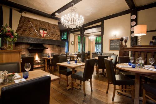 מסעדה או מקום אחר לאכול בו ב-The George Hotel & Brasserie, Cranbrook
