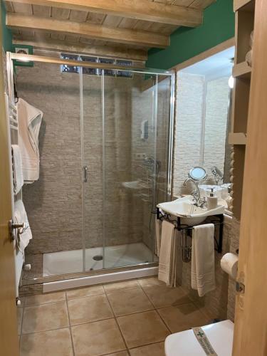 La salle de bains est pourvue d'une douche et d'un lavabo. dans l'établissement Apartamento Puerta Grande, à Candelario