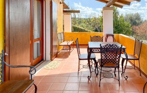 un patio con mesas y sillas en el balcón en Villa Oleandri en Santa Teresa Gallura