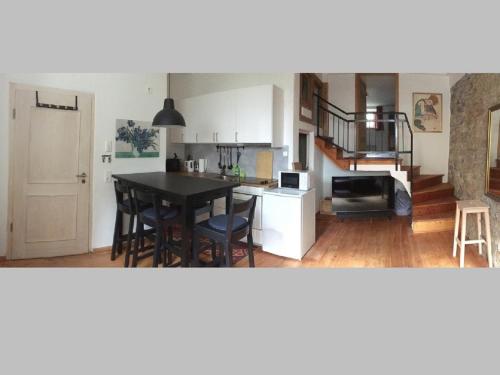Una cocina y una sala de estar con mesa y sillas. en Ferienwohnung Mainromantik, en Winterhausen