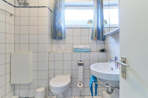 ティメンドルファー・シュトラントにあるStrandnah-28-Haus-Dorotheaのバスルーム(トイレ、洗面台付)