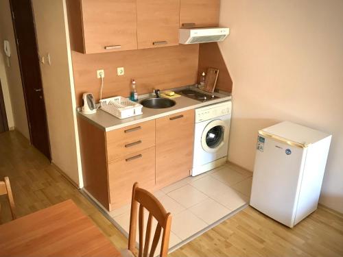 Η κουζίνα ή μικρή κουζίνα στο Vadim Apartments in Panorama Beach Vigo Nessebar
