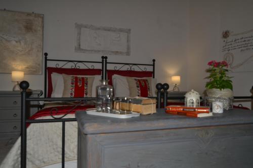 una camera con letto e tavolo con letto gmaxwell gmaxwell di Sa Corte Nova a Lula