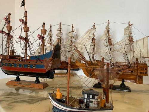 two model boats are on display on a table at TENUTA TAURIANUM PanoramicHouse e PanoramicB&B in Palmi
