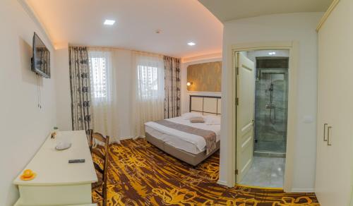 1 dormitorio con 1 cama y ducha a ras de suelo en Hostel Parc en Fălticeni