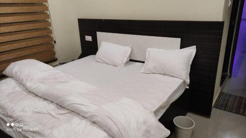 Кровать или кровати в номере Arvind Conference Halls