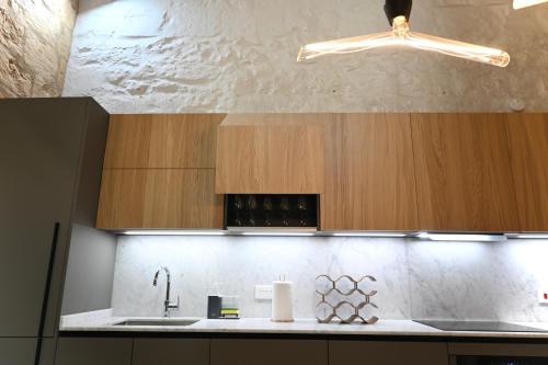 科斯皮夸NUMRU 27 Expertly restored small house of character的带水槽和吊扇的厨房