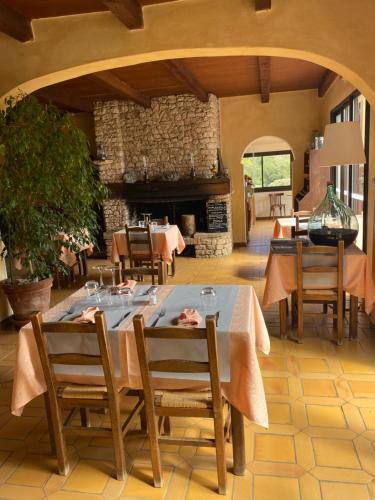 une salle à manger avec une table et une cheminée dans l'établissement Auberge Coralli, à Sartène