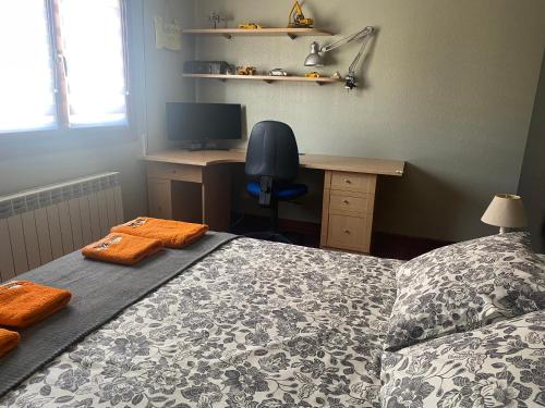 Amezola 2- Habitación con baño exterior de uso privado en casa compartida