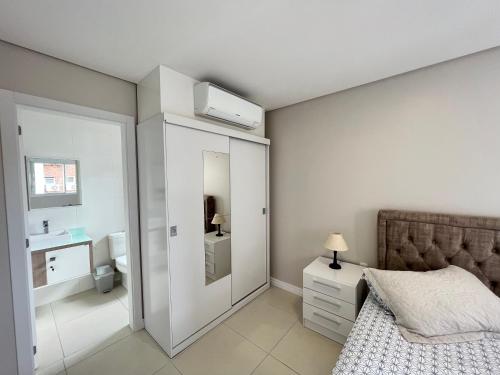 Postel nebo postele na pokoji v ubytování Apartamento Central Super Localização
