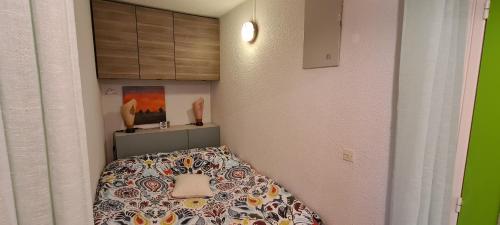 una piccola camera con un letto in una stanza di Studio Cabine - Port Camargue - Bord de Mer a Le Grau-du-Roi
