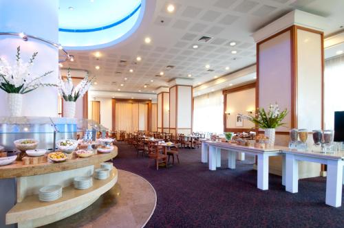 A restaurant or other place to eat at Leonardo Plaza Haifa