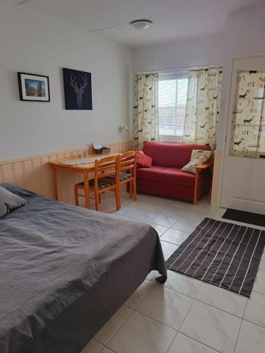 une chambre avec un lit, une table et un canapé dans l'établissement Saunallinen lomahuoneisto LeviStar 1, à Kittilä