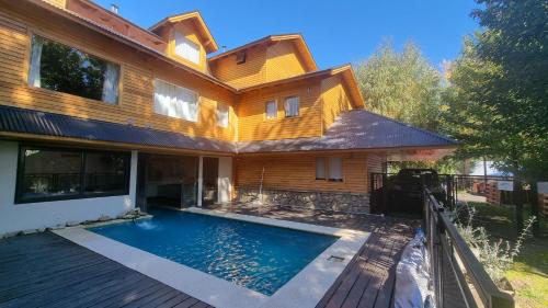 una casa con piscina delante en Golondrinas - Andarlibre, en San Martín de los Andes